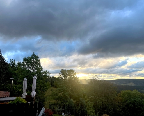 Das Morgenlicht erwacht über der Glühwürmchenhütte