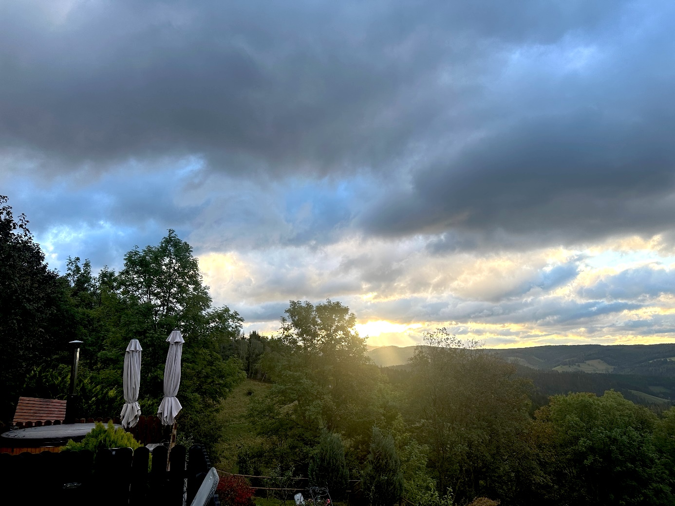 Das Morgenlicht erwacht über der Glühwürmchenhütte