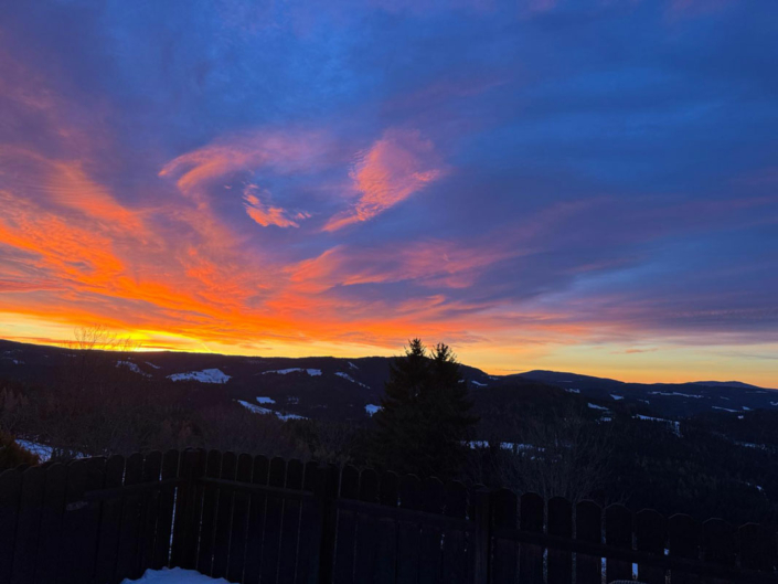 Ein magischer Sonnenaufgang über der Glühwürmchenhütte